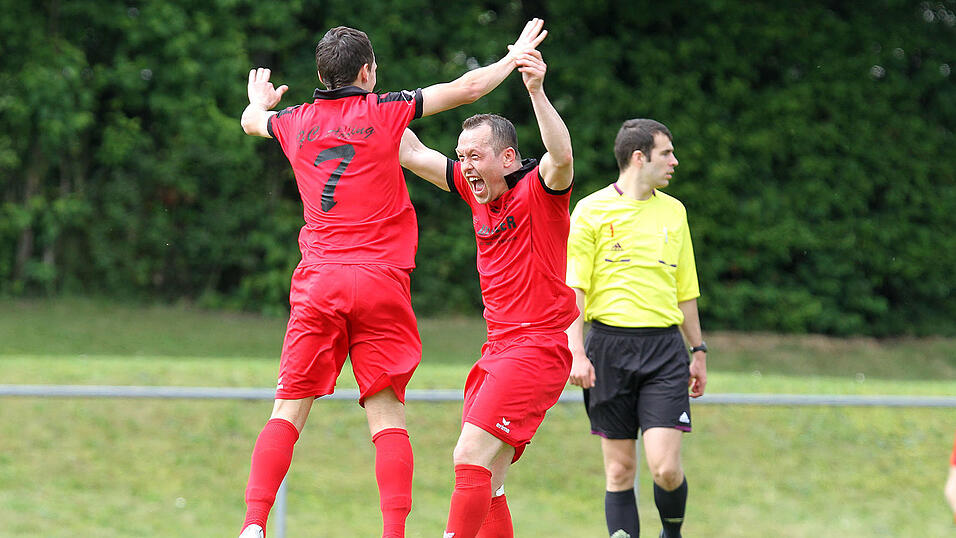 Der TSV Bogen versetzte dem Favoriten aus Affing in der Nachspielzeit den Lucky Punch und siegte mit 2:1 (Foto: Schindler). Der TSV Bogen versetzte dem Favoriten aus Affing in der Nachspielzeit den Lucky Punch und siegte mit 2:1 (Foto: Schindler).