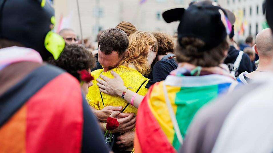 Nach dem Anschlag am Rande des CSD in Berlin trauern viele Menschen, unter anderem vor dem Brandenburger Tor. Nach dem Anschlag am Rande des CSD in Berlin trauern viele Menschen, unter anderem vor dem Brandenburger Tor.