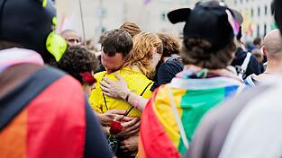 Nach dem Anschlag am Rande des CSD in Berlin trauern viele Menschen, unter anderem vor dem Brandenburger Tor. Nach dem Anschlag am Rande des CSD in Berlin trauern viele Menschen, unter anderem vor dem Brandenburger Tor.