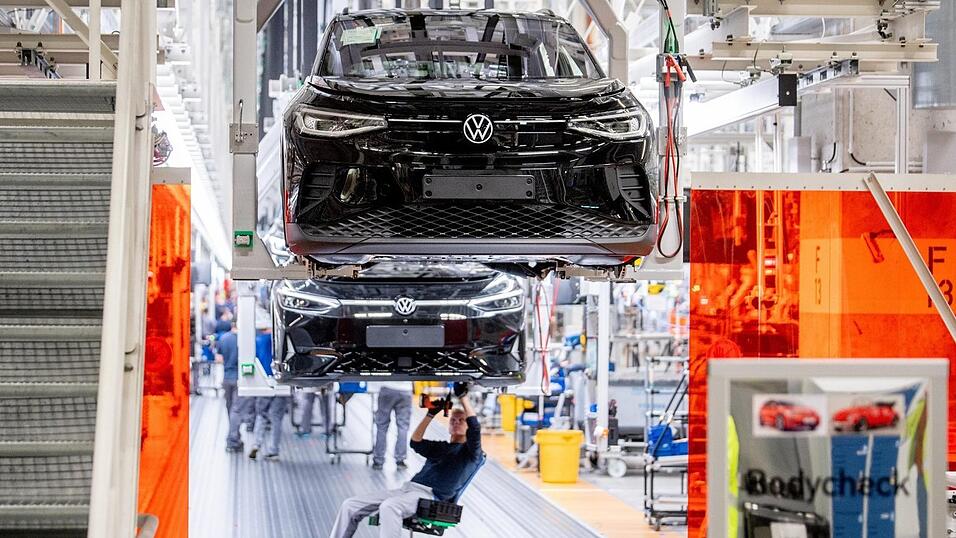Der VW-Aufsichtsrat hat sich auf ein umfassendes Sparpaket mit dem Aus für Zehntausende Stellen geeinigt. Der VW-Aufsichtsrat hat sich auf ein umfassendes Sparpaket mit dem Aus für Zehntausende Stellen geeinigt.