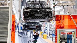 Der VW-Aufsichtsrat hat sich auf ein umfassendes Sparpaket mit dem Aus für Zehntausende Stellen geeinigt. Der VW-Aufsichtsrat hat sich auf ein umfassendes Sparpaket mit dem Aus für Zehntausende Stellen geeinigt.