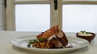 Enis Topalovic, Chefkoch im Wirtshaus zum Geiss in Straubing empfiehlt Schweinefilet mit Schwarzbrotbröseln, gebratenen Pfifferlingen und cremiger Polenta mit Joghurt.