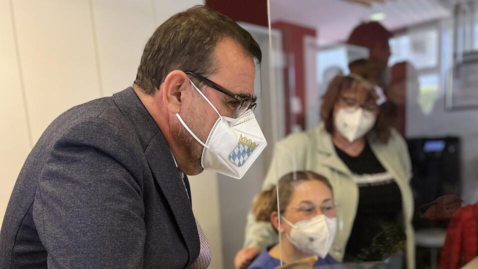 Bayerns Gesundheitsminister Klaus Holetschek spricht bei seinem Besuch mit Medizinischen Fachangestellten und fragt, wo es deren Meinung nach Verbesserungsbedarf gebe. Bayerns Gesundheitsminister Klaus Holetschek spricht bei seinem Besuch mit Medizinischen Fachangestellten und fragt, wo es deren Meinung nach Verbesserungsbedarf gebe.