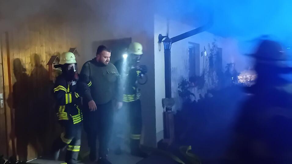 Die Atemschutzträger aus Forsthart bringen eine 'gerettete Person' aus der verrauchten Garage. Die Atemschutzträger aus Forsthart bringen eine 'gerettete Person' aus der verrauchten Garage.