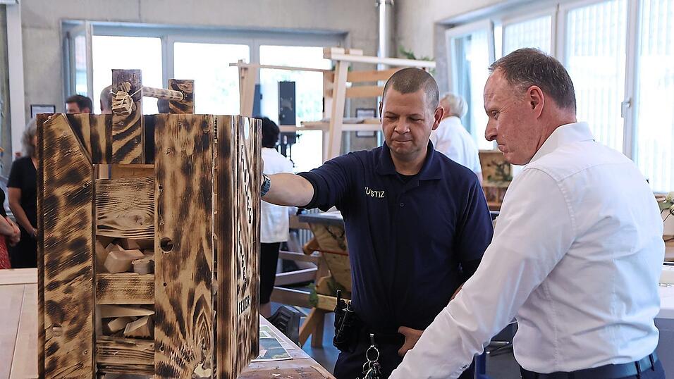 Charles Digosso-Motte leitet die neue arbeitstherapeutische Gruppe in der JVA Regensburg. Fred Gaida, Chef der Arbeitsagentur Regensburg, zeigte er ein Mitbringsel für die Gartenparty: eine Feuerkiste aus altem Holz. Charles Digosso-Motte leitet die neue arbeitstherapeutische Gruppe in der JVA Regensburg. Fred Gaida, Chef der Arbeitsagentur Regensburg, zeigte er ein Mitbringsel für die Gartenparty: eine Feuerkiste aus altem Holz.