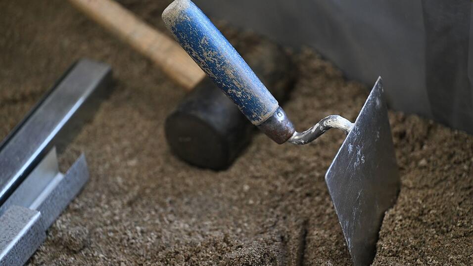 Die geplanten Milliardeninvestitionen des Staates in Infrastruktur wie Straßen und Schienen sowie in Verteidigung sollten im nächsten Jahr die Wirtschaft ankurbeln. (Symbolbild) Die geplanten Milliardeninvestitionen des Staates in Infrastruktur wie Straßen und Schienen sowie in Verteidigung sollten im nächsten Jahr die Wirtschaft ankurbeln. (Symbolbild)