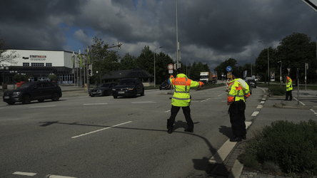 An der Stadthallenkreuzung in Deggendorf wird der Verkehr am Samstagmorgen händisch geregelt. An der Stadthallenkreuzung in Deggendorf wird der Verkehr am Samstagmorgen händisch geregelt.