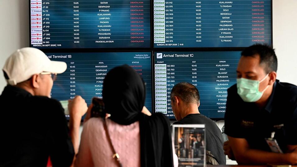 Acht Flughäfen bleiben zunächst weiter geschlossen. Acht Flughäfen bleiben zunächst weiter geschlossen.