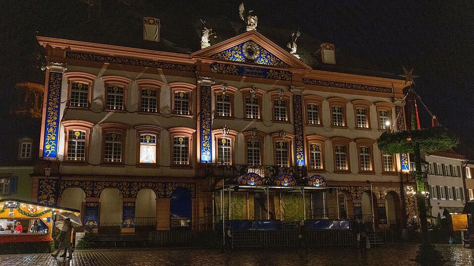 In der historischen Altstadt von Gengenbach im Schwarzwald wird die Fassade des Rathauses zu einem überdimensionierten Adventskalender umfunktioniert.