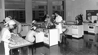 Im September 1968 begann der Schulbetrieb im neu gebauten Schulhaus in der Amselstra&szlig;e. Geschirrsp&uuml;ler standen zu dieser Zeit noch nicht zur Verf&uuml;gung und die Sch&uuml;lerinnen trugen wei&szlig;e Sch&uuml;rzen und Hauben.