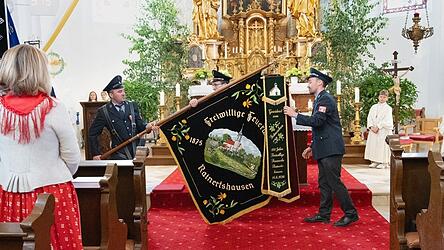 Kommandant Albert Niedermeier brachte das neue Fahnenband an.