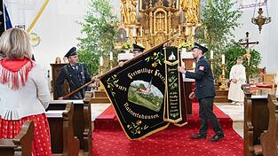 Kommandant Albert Niedermeier brachte das neue Fahnenband an. Kommandant Albert Niedermeier brachte das neue Fahnenband an.