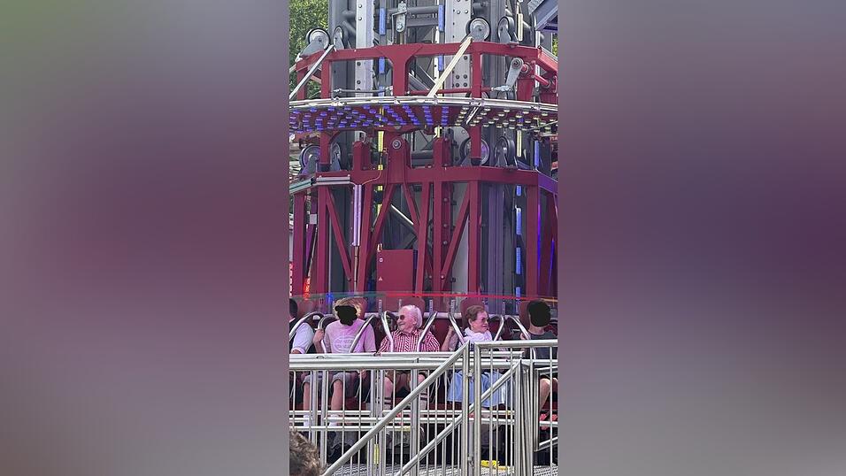 Rita und Oswald im 'Fortress Tower' auf dem G&auml;ubodenvolksfest 2026.