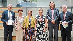 Neben Elfriede Meier (3. v. r.) wurden auch Claudia Mossburger (2. v. l.) und Karin Stiegler (3. v. l.) von Landrat Werner Bumeder (l.), Regierungsschuldirektor Rainer Fauser (2 v. r.) und Altlandrat Heinrich Trapp (r.) verabschiedet.