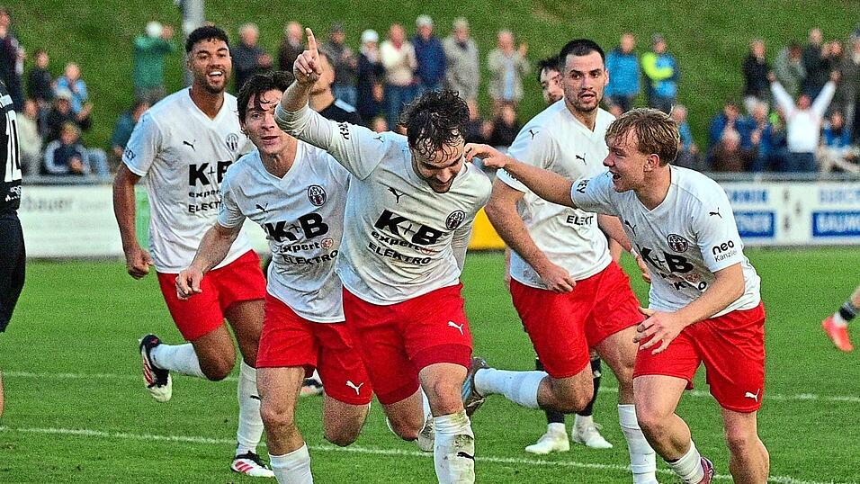 Chams Simon Haimerl zeigt es an. Er erzielte das 2:0 gegen Fortuna Regensburg.