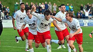 Chams Simon Haimerl zeigt es an. Er erzielte das 2:0 gegen Fortuna Regensburg.