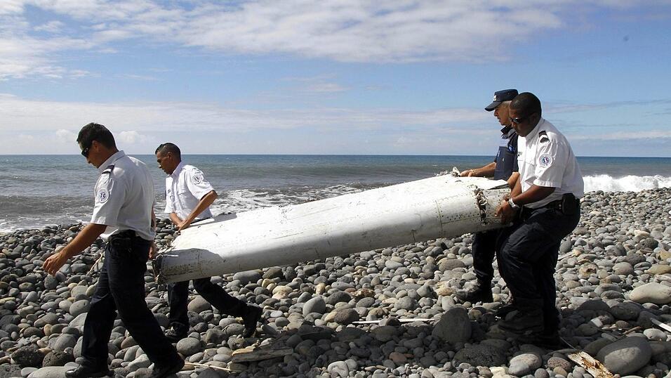 Bisher wurden nur ein paar Dutzend Wrackteile gefunden, nicht aber der Rumpf der Maschine. (Archivbild)