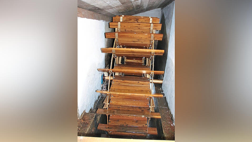 Das Wasserrad bewegt nicht mehr den Mühlstein, sondern treibt einen Generator zur Stromerzeugung. Das Wasserrad bewegt nicht mehr den Mühlstein, sondern treibt einen Generator zur Stromerzeugung.