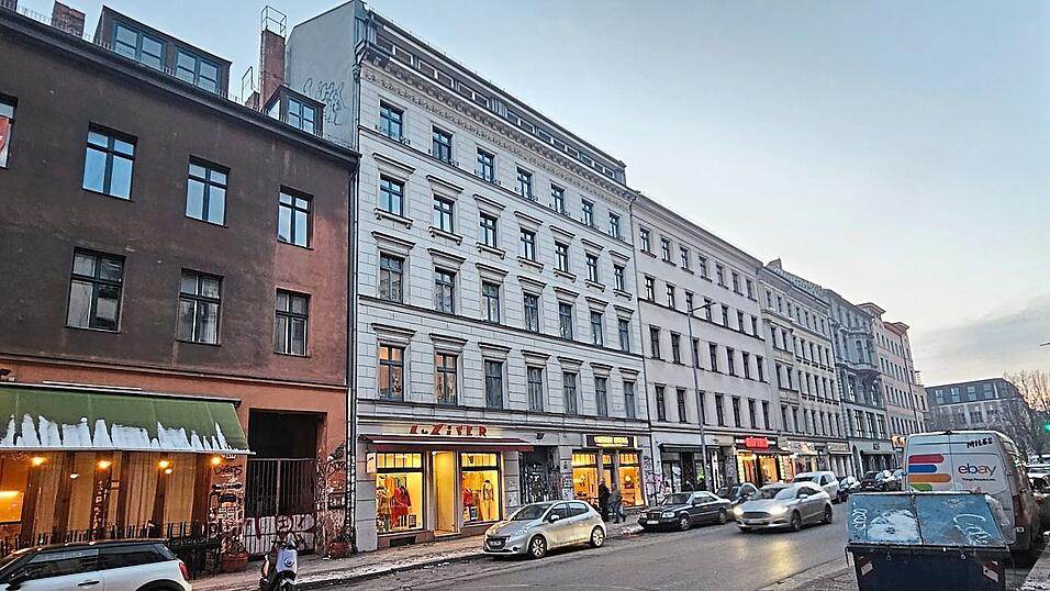 In der Kreuzberger Oranienstra&szlig;e schl&auml;ft die Stadt nie. Ehemals Zentrum radikaler Subkultur, geh&ouml;rt sie heute laut einem britischen Magazin zu den coolsten Stra&szlig;en der Welt. Hier sei &bdquo;Tag und Nacht unglaublich viel los&ldquo;. In der Nummer 169 geht es um viel Geld.