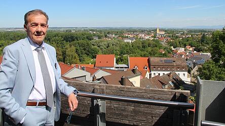 Den Ausblick &uuml;ber Landau von der Feuertreppe des ADBV aus wird Amtsleiter Wolfgang Mitsam vermissen. Der Blick reicht bis in den Landkreis Deggendorf, f&uuml;r den er ebenfalls zust&auml;ndig war.