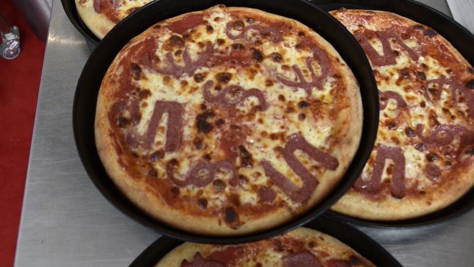 Am unsinnigen Donnerstag stellte die Sparkasse Niederbayern-Mitte ihr neues 'Geschäftsmodell' vor: Die Pizza 'Draghi' Am unsinnigen Donnerstag stellte die Sparkasse Niederbayern-Mitte ihr neues 'Geschäftsmodell' vor: Die Pizza 'Draghi'