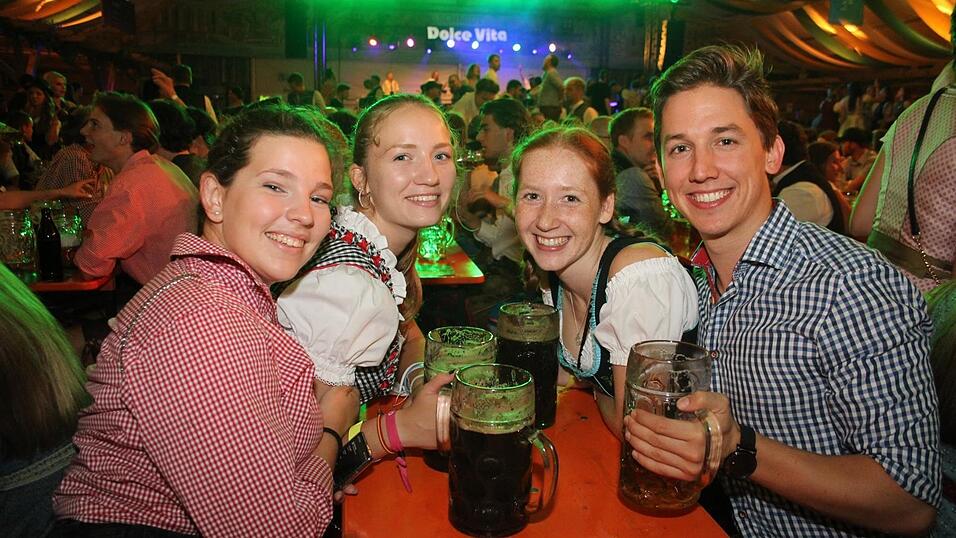 Viele Landshuter feierten am Freitagabend auf der Bartlmädult. Viele Landshuter feierten am Freitagabend auf der Bartlmädult.
