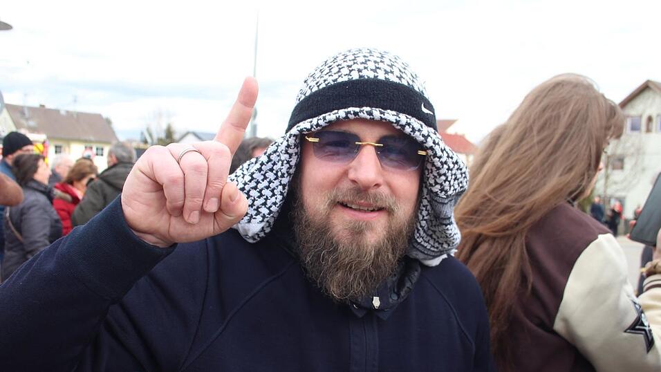 Viele Faschings-Fans haben sich am Samstag den Umzug in Langenbach angesehen. Viele Faschings-Fans haben sich am Samstag den Umzug in Langenbach angesehen.