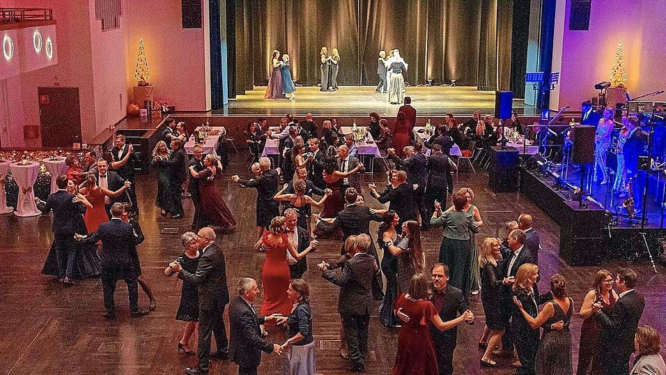 Die Tanzfläche war gut gefüllt beim gemeinsamen Eröffnungswalzer. Die Tanzfläche war gut gefüllt beim gemeinsamen Eröffnungswalzer.