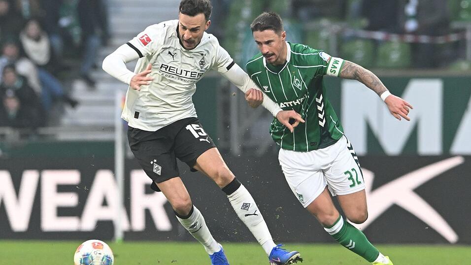 Gladbachs Torsch&uuml;tze Haris Tabakovic (l) im Zweikampf mit Marco Friedl.