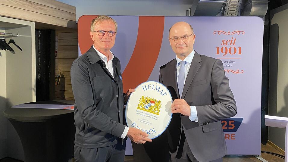 „Sie begeistern ihre Kunden seit 125 Jahren“, lobt Finanzminister Albert Füracker das unternehmerische Wirken im Haus Frey. Unternehmensleiter Helmut Hagner bekommt als Dankeschön das Heimatwappen. „Sie begeistern ihre Kunden seit 125 Jahren“, lobt Finanzminister Albert Füracker das unternehmerische Wirken im Haus Frey. Unternehmensleiter Helmut Hagner bekommt als Dankeschön das Heimatwappen.
