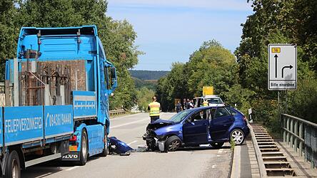 Bei einem schweren Verkehrsunfall am Montag ist ein Mensch t&ouml;dlich verletzt worden.