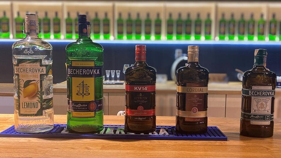 Tschechisches Staatsgeheimnis: Was genau im Becherovka drin ist, wissen nur zwei Personen. Tschechisches Staatsgeheimnis: Was genau im Becherovka drin ist, wissen nur zwei Personen.