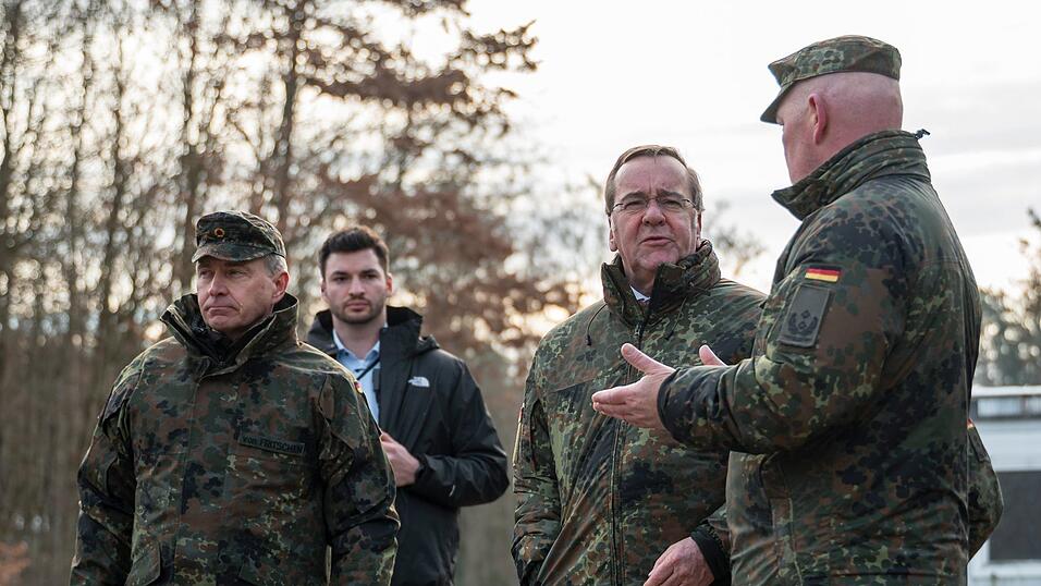 Der Aufbau der Bundeswehr ist die gro&szlig;e Aufgabe von Verteidigungsminister Boris Pistorius (SPD, 2.v.r.) - bei seinem Besuch in Roth zeigte er sich zuversichtlich, bis zum Jahresende 20.000 freiwillige neue Soldaten f&uuml;r den Wehrdienst gewinnen zu k&ouml;nnen.