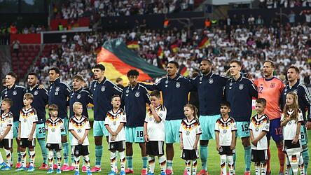 Die Fu&szlig;ball-Nationalspieler beim Abspielen der Nationalhymne vor dem Spiel gegen Finnland.