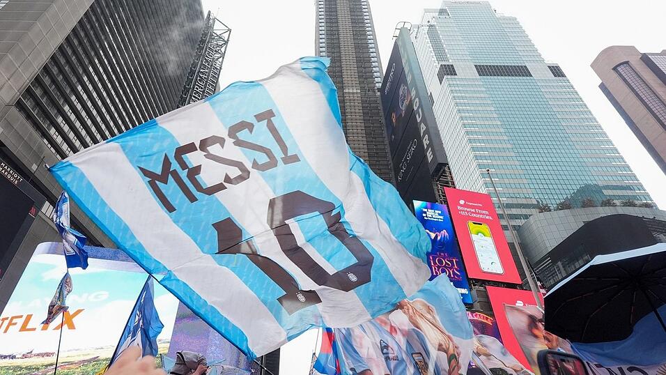 Argentinische Fans stimmen sich am Times Square auf das Finale ein. Argentinische Fans stimmen sich am Times Square auf das Finale ein.