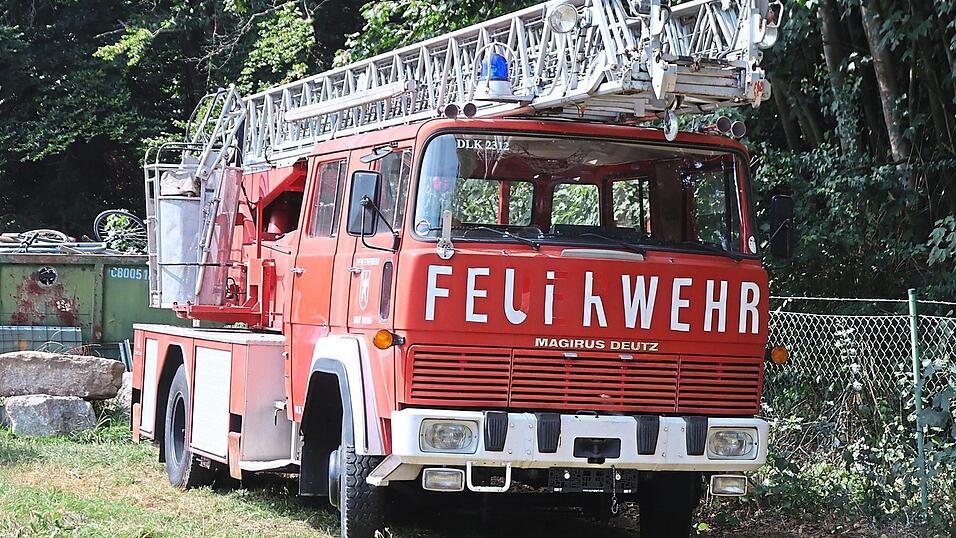 Nach dem aufsehenerregenden Diebstahl steht die alte Rodinger Drehleiter, nun beschriftet als „Felixwehr“, wieder am Bauhof und wartet darauf, vom Käufer abgeholt zu werden. Der reagiert bislang allerdings nicht auf die Aufforderungen der Stadt. Dafür aber hat sich der tatverdächtige Dieb erneut gemeldet.