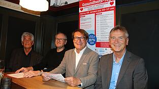Vorfreude auf den achten Antonius-Gesundheitstag bei Karsten Greller von der Antonius-Apotheke (v. l.), Dr. Rainer Burckhard vom Donau-Isar-Klinikum Deggendorf, Apotheker Anton Fink und Professor Dr. Horst Kunhardt von der Technischen Hochschule Deggendorf.