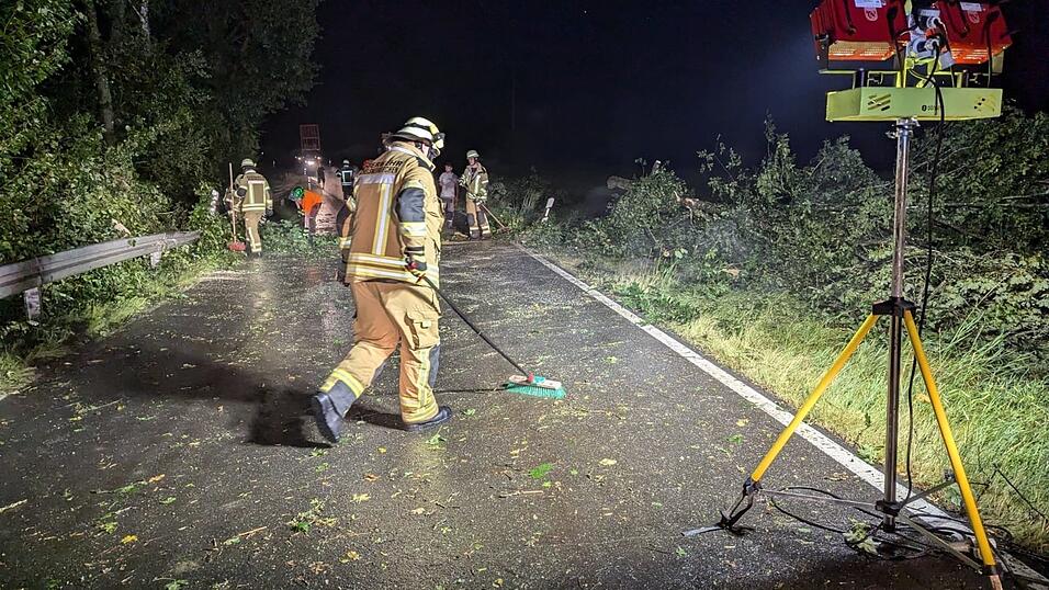 Die Feuerwehrleute sind die ganze Nacht unterwegs gewesen.
