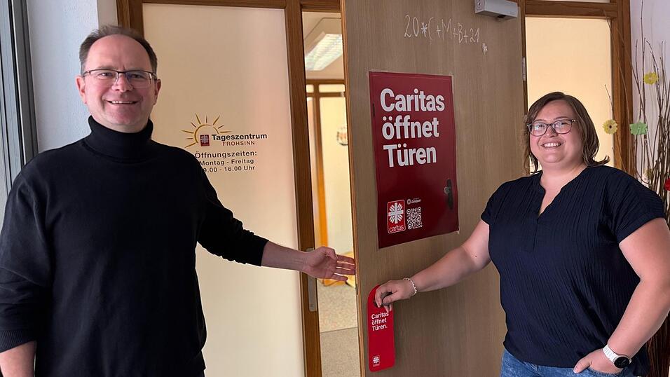 Martin Hohenberger und Stephanie Friedberger &ouml;ffnen wortw&ouml;rtlich T&uuml;ren.