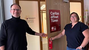 Martin Hohenberger und Stephanie Friedberger &ouml;ffnen wortw&ouml;rtlich T&uuml;ren.