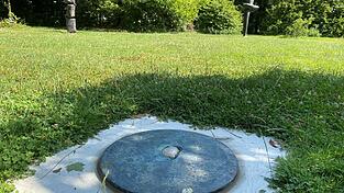 Eine Bronzeskulptur fehlt im Slavko-Oblak-Skulpturengarten aktuell: die „Große Trompetenblume, 1977“. Die Skulptur wurde am Sockel abgebrochen und muss repariert werden. Eine Bronzeskulptur fehlt im Slavko-Oblak-Skulpturengarten aktuell: die „Große Trompetenblume, 1977“. Die Skulptur wurde am Sockel abgebrochen und muss repariert werden.