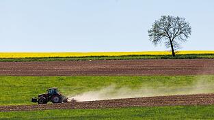 Ein Landwirt ist bei Feldarbeiten mit seinem Traktor verungl&uuml;ckt. (Symbolbild)