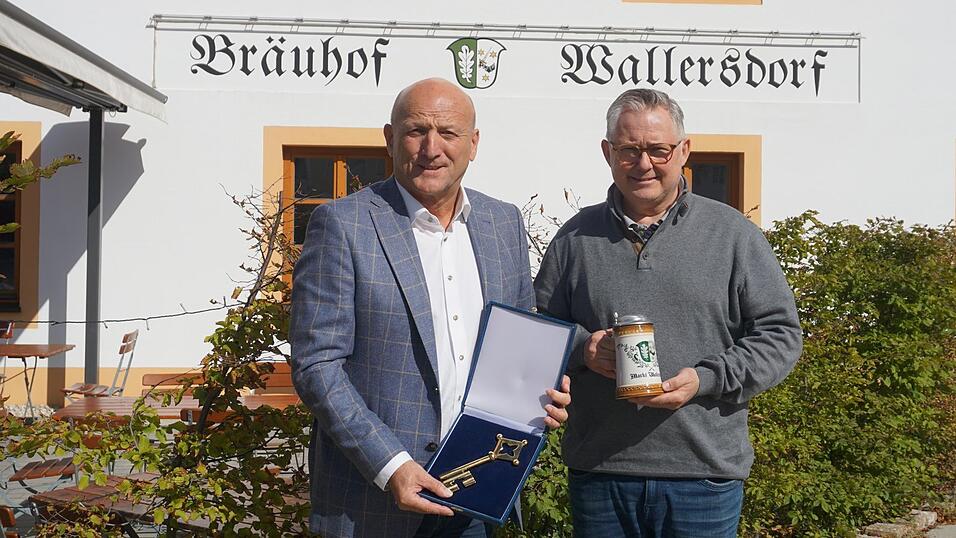 Nach sieben Jahren als Wirt im Bräuhof Wallersdorf gab Markus Stahl (r.) am Dienstag den symbolischen Schlüssel des Gasthauses zurück an den Markt und Bürgermeister Franz Aster. Nach sieben Jahren als Wirt im Bräuhof Wallersdorf gab Markus Stahl (r.) am Dienstag den symbolischen Schlüssel des Gasthauses zurück an den Markt und Bürgermeister Franz Aster.