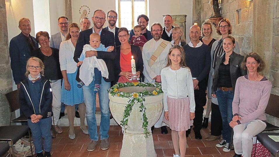 In der Taufkapelle von St. Nikolaus in Walderbach empfing Jakob Sebastian Trautner von Diakon Werner M&uuml;ller das Sakrament der Taufe.
