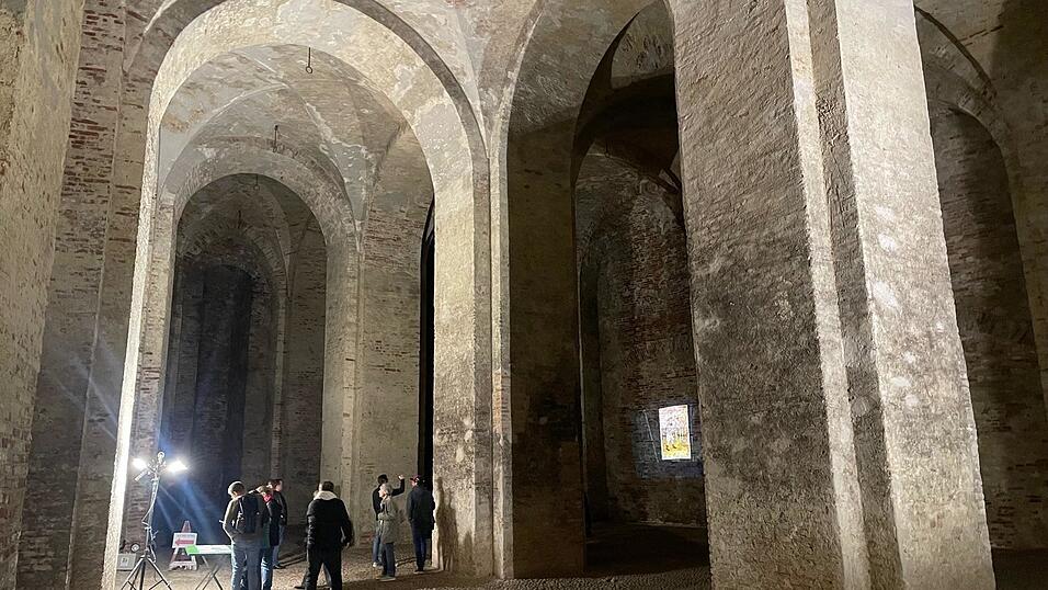 Zw&ouml;lf Meter hoch ist das Kreuzgew&ouml;lbe des Weinkellers. Erbaut haben ihn zwischen 1541 und 1542 im Auftrag von Herzog Ludwig X. 13 Maurer aus Italien, die zuvor an der Stadtresidenz gebaut haben.