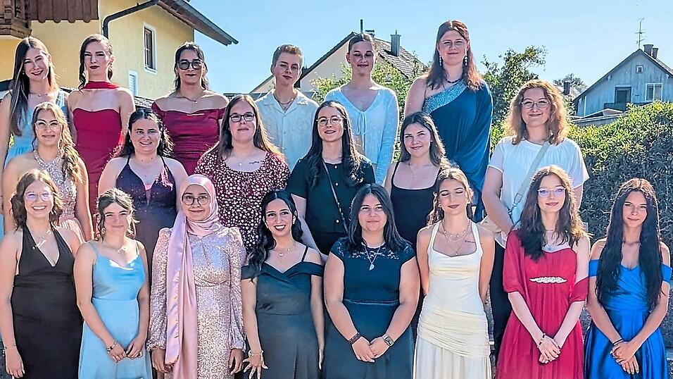 Der erste von wohl noch vielen Jahrgängen: 22 „staatlich geprüfter Kinderpflegerinnen“ hat die Landauer Berufsfachschule für Kinderpflege mit einer Feier in der Aula verabschiedet. 20 davon stellten sich zum Erinnerungsfoto. Der erste von wohl noch vielen Jahrgängen: 22 „staatlich geprüfter Kinderpflegerinnen“ hat die Landauer Berufsfachschule für Kinderpflege mit einer Feier in der Aula verabschiedet. 20 davon stellten sich zum Erinnerungsfoto.