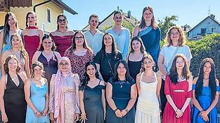 Der erste von wohl noch vielen Jahrgängen: 22 „staatlich geprüfter Kinderpflegerinnen“ hat die Landauer Berufsfachschule für Kinderpflege mit einer Feier in der Aula verabschiedet. 20 davon stellten sich zum Erinnerungsfoto. Der erste von wohl noch vielen Jahrgängen: 22 „staatlich geprüfter Kinderpflegerinnen“ hat die Landauer Berufsfachschule für Kinderpflege mit einer Feier in der Aula verabschiedet. 20 davon stellten sich zum Erinnerungsfoto.