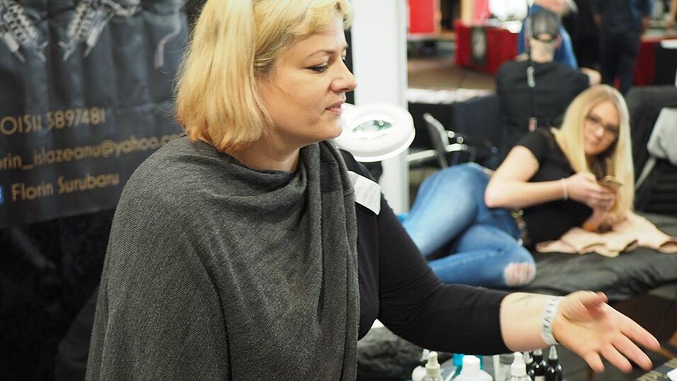 Rund 40 Aussteller und etwa 90 Tattoo-Künstler sind auf der Tattoo Convention in Straubing vertreten. Rund 40 Aussteller und etwa 90 Tattoo-Künstler sind auf der Tattoo Convention in Straubing vertreten.