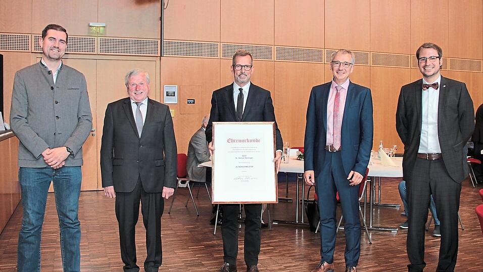 CSU-Fraktionsvorsitzender Sebastian Rembeck, 3. B&uuml;rgermeister Xaver Hagn, Landrat Werner Bumeder und B&uuml;rgermeister Matthias Kohlmayer freuten sich mit Helmut Steininger (Mitte) &uuml;ber dessen Ehrenurkunde.