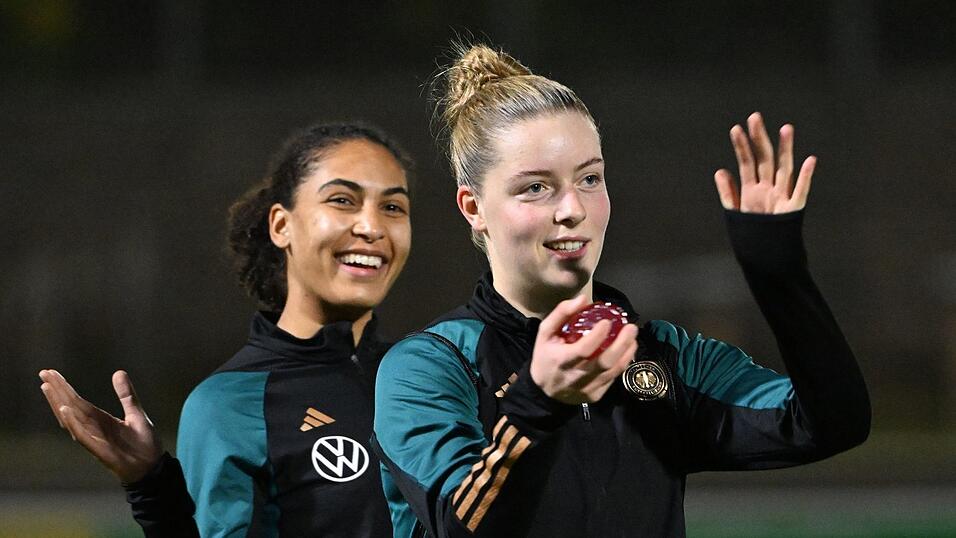 Nationalspielerin Alara Sehitler (r) bleibt beim FC Bayern.